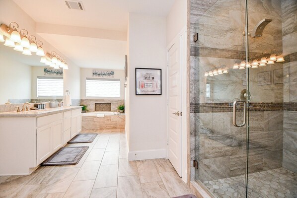 Hair dryer, towels, soap, toilet paper - 3-bedroom house in Gated community near Med Center and Downtown with Roof deck (Houston)