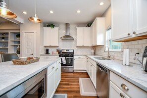 Private kitchen - 3-bedroom house in Gated community near Med Center and Downtown with Roof deck (Houston)