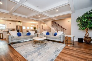 Smart TV - 3-bedroom house in Gated community near Med Center and Downtown with Roof deck (Houston)