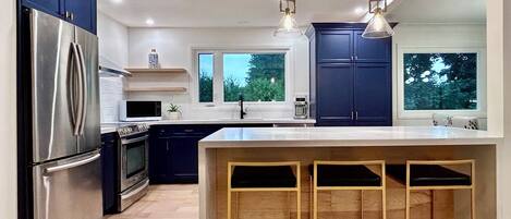 Een koelkast, een microgolfoven, een oven, een kookplaat