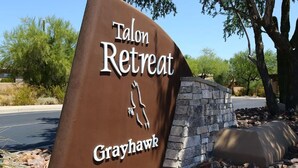 En skylt för Talon Retreat i Grayhawk.