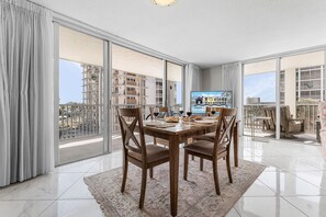Dining - Sand and Surf at your Door - FMB - Condo A Wave From It All - Roelens (Fort Myers Beach)