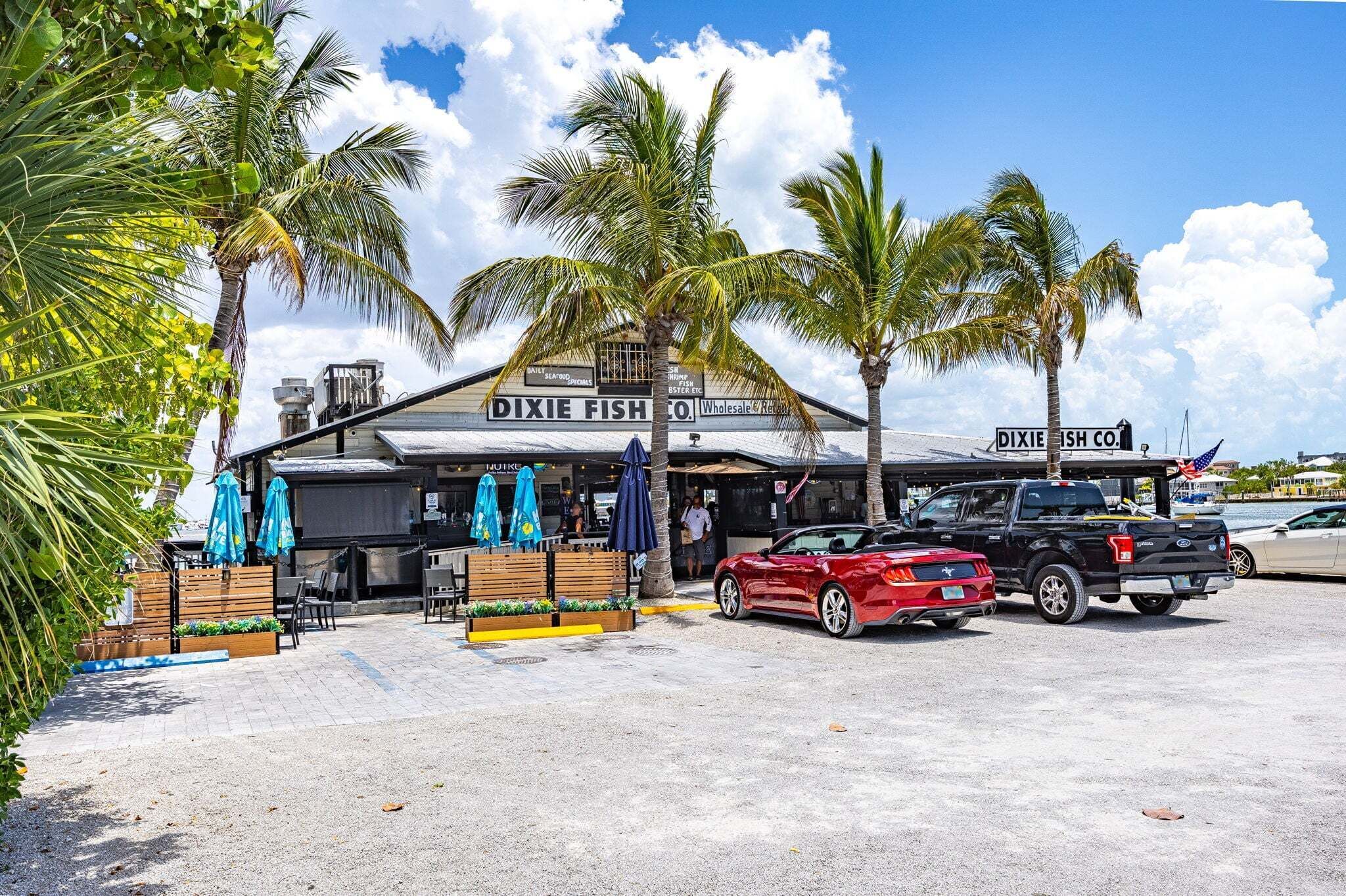 Een restaurant aan het water, Dixie Fish Co., met terras en uitzicht op het water.