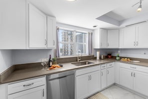 Fridge, microwave, oven, stovetop - Sand and Surf at your Door - FMB - Condo A Wave From It All - Roelens (Fort Myers Beach)