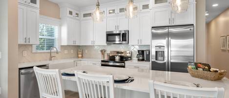 Refrigerador, microondas, horno, placa de cocina