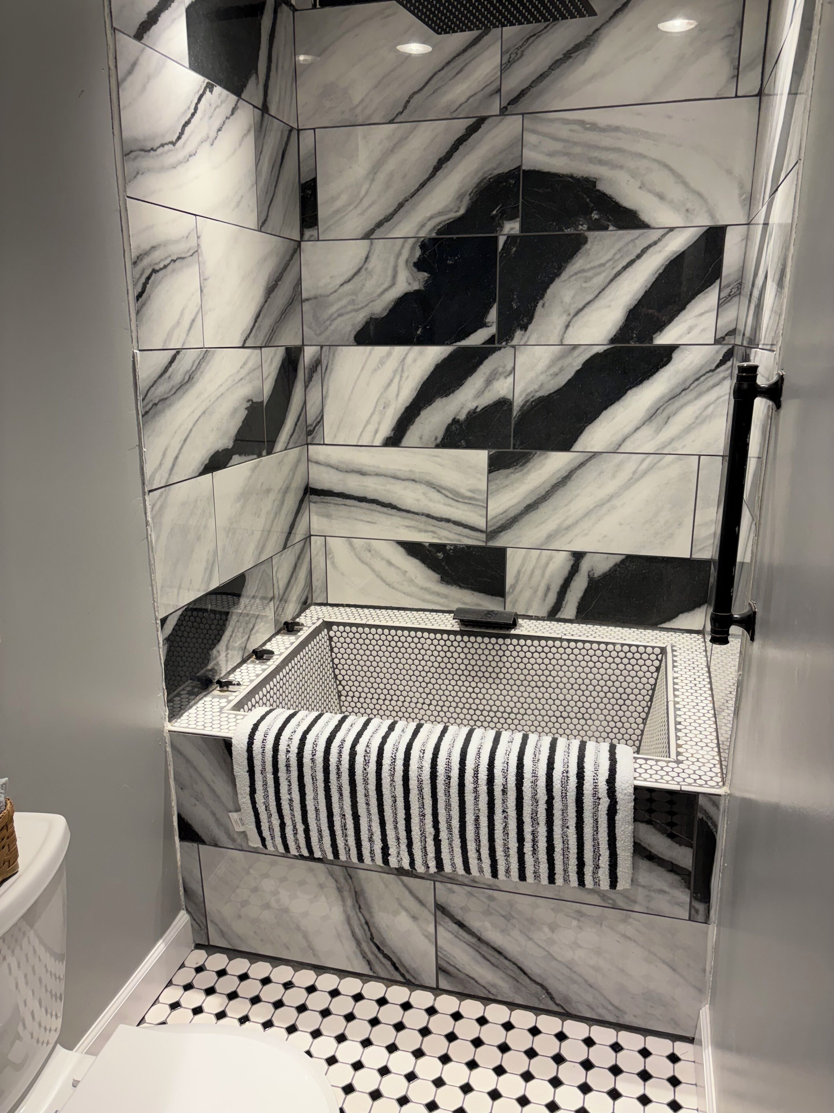 Toalhas de banho, sabonete, papel higiênico 