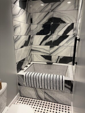 Toallas, jabón, papel de baño 