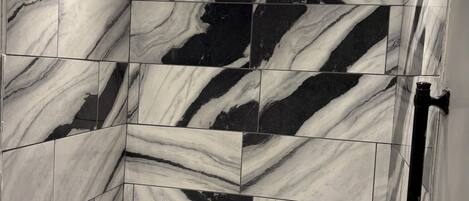 Serviettes fournies, savon, papier de toilette