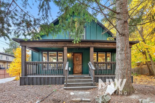 Downtown CDA Retreat – Hot Tub, Deck, & Walk to Lake!