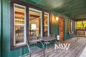 Outdoor dining - Downtown CDA Retreat – Hot Tub, Deck, & Walk to Lake! (Coeur D Alene)