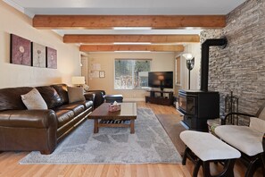 Living area - Glenwood Getaway | Tahoe Cabin | HCH1075 (South Lake Tahoe)