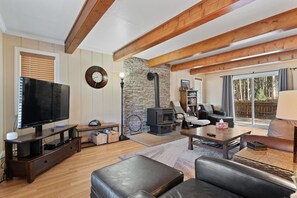 Living area - Glenwood Getaway | Tahoe Cabin | HCH1075 (South Lake Tahoe)