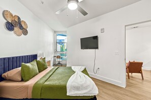 Luxury Apartment | Desk, laptop workspace, iron/ironing board, free WiFi - Local Atlanta (Atlanta)