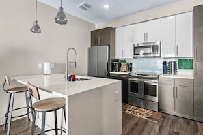 Luxury Apartment | Private kitchen | Full-size fridge, microwave, oven, stovetop - Local Atlanta (Atlanta)