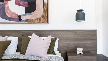 Desk, WiFi, bed sheets