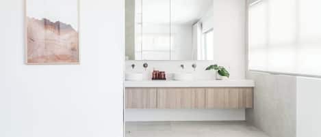 4 habitaciones, escritorio, tabla de planchar con plancha y wifi