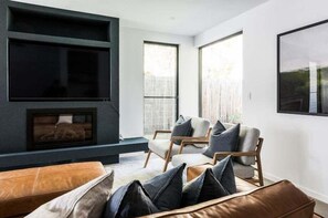 TV, fireplace, offices - Potts Villa – Your Serene Beachside Escape (Pottsville)