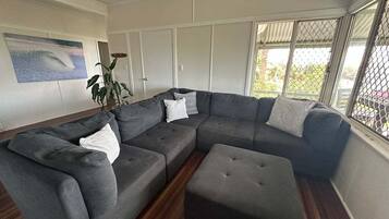 Televisio, pöytätennispöytä, kirjoja