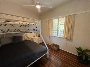 3 عدّة غرف نوم ومكواة/لوح كي وواي فاي وملاءات أسرّة