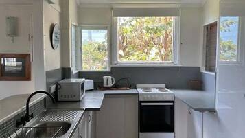 Jääkaappi, mikroaaltouuni, uuni, liesi