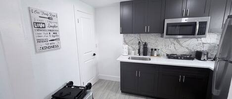 Refrigerador, microondas, cafetera y tetera y tostadora