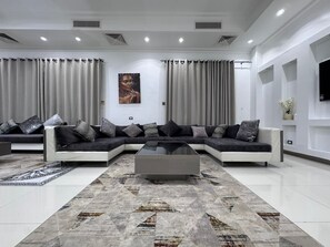 Living area - Al Sawah 6BD Villa with private pool & garden @New Cairo (New Cairo)