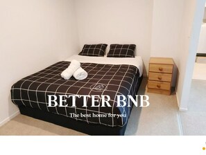 Tabla de planchar con plancha, wifi y ropa de cama 