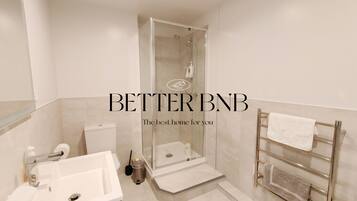 ヘアドライヤー、タオル、石鹸、トイレットペーパー