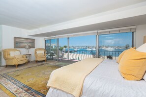 4 bedrooms, free WiFi, bed sheets - 4BR Bayfront Retreat with Stunning Views of Newport Harbor! (Newport Beach)
