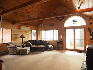 تلفزيون ذكي، مدفأة، كُتُب