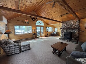 Smart-TV, peis og bøker