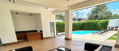 حمّام سباحة خارجي