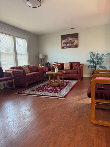 Tranquil 3-bedroom apartment with AC in Buffalo,close to UB south campus.