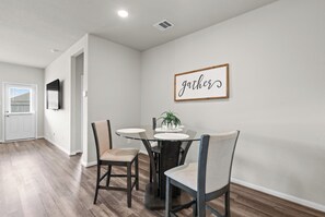 Dining - A quiet retreat 38 minutes from Houston (Rosharon)