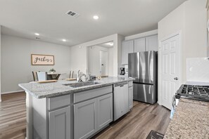 Een magnetron, een oven, een kookplaat, een vaatwasser