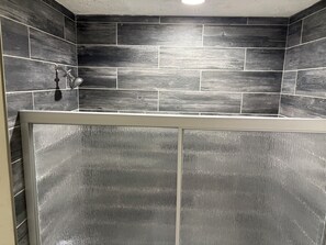 Toallas, jabón, papel de baño