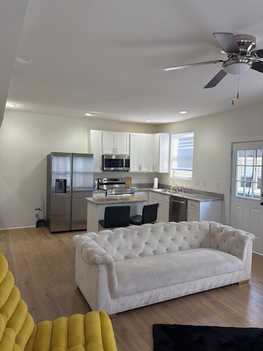 Charming 2-bedroom condo in fabulous Indianapolis with AC