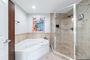 Dusche, Whirlpool, Haartrockner, Handtücher