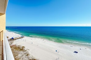 På stranden