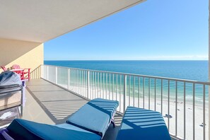 Un balcone con poltrone relax e vista sull'oceano.