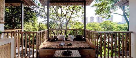 Elite-værelse med 2 enkeltsenge - 2 dobbeltsenge - balkon - udsigt til have | Terrasse/gårdhave