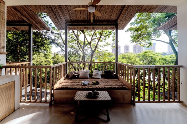 غرفة بسريرين منفصلين للصفوة - سريران مزدوجان - بشرفة - منظر للحديقة | شرفة/رواق