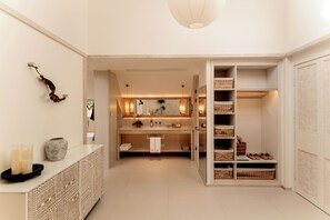 Elite Studio Suite, 1 King Bed, Balcony, Garden View | Living area - Wan'an Waves Wild Luxury Designer Hotel (Xishuangbanna Dai)