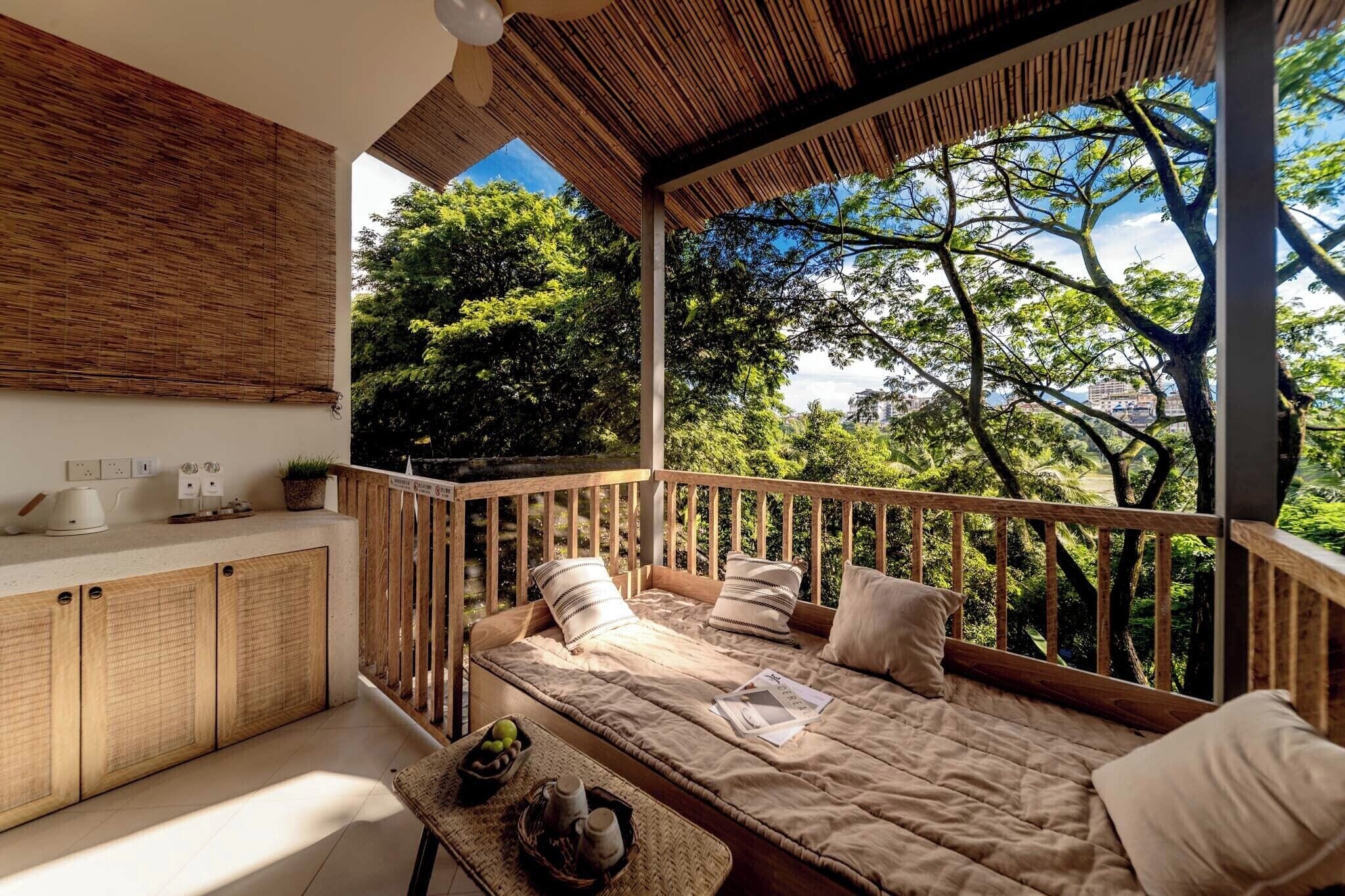 Kahden hengen comfort-huone, 1 keskisuuri parisänky, parveke, näköala puutarhaan | Ilmaiset minibaarituotteet, työpöytä