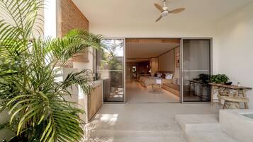 Kamar Twin Senior, 2 Tempat Tidur Double, balkon, pemandangan halaman | Minibar gratis, meja kerja, dan ruang kerja ramah laptop