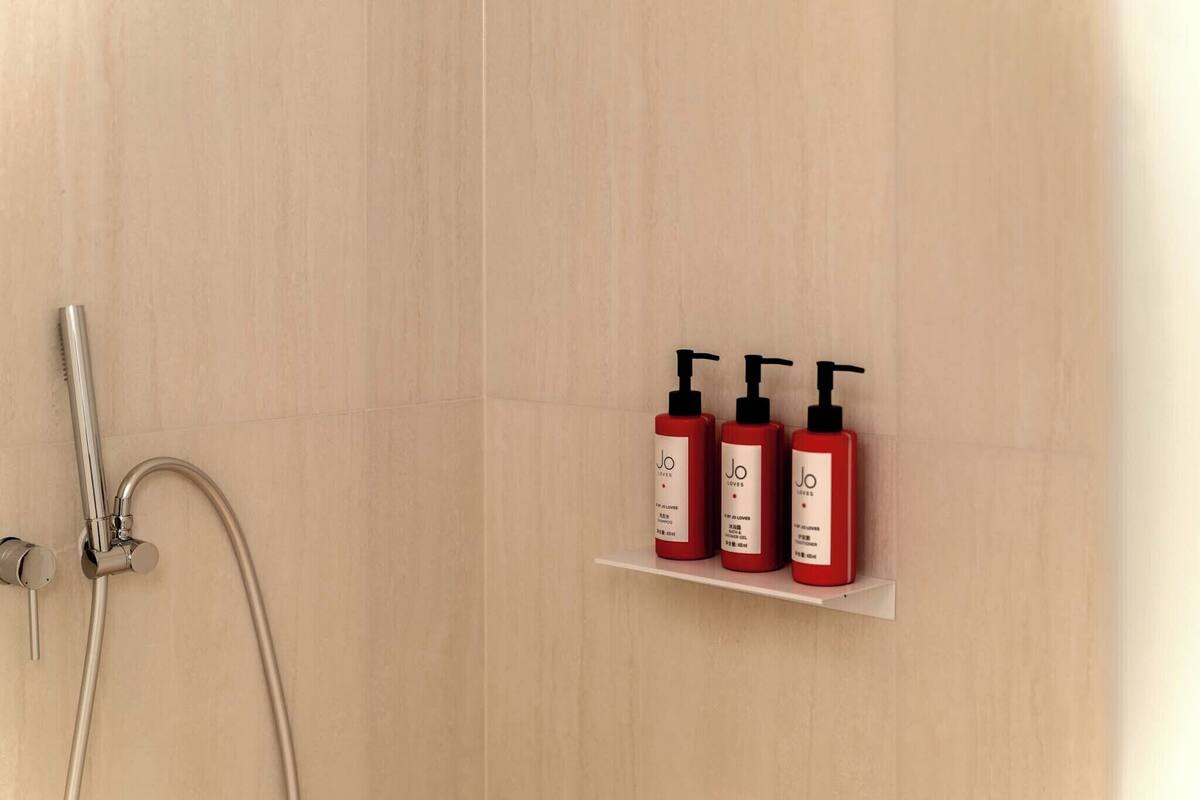 Comfort tweepersoonskamer, balkon, uitzicht op tuin | Badkamer | Een douche, gratis toiletartikelen, een haardroger, pantoffels