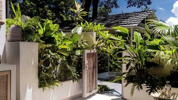 Kamar Double Senior, 1 Tempat Tidur Queen, balkon, pemandangan halaman | Pemandangan halaman