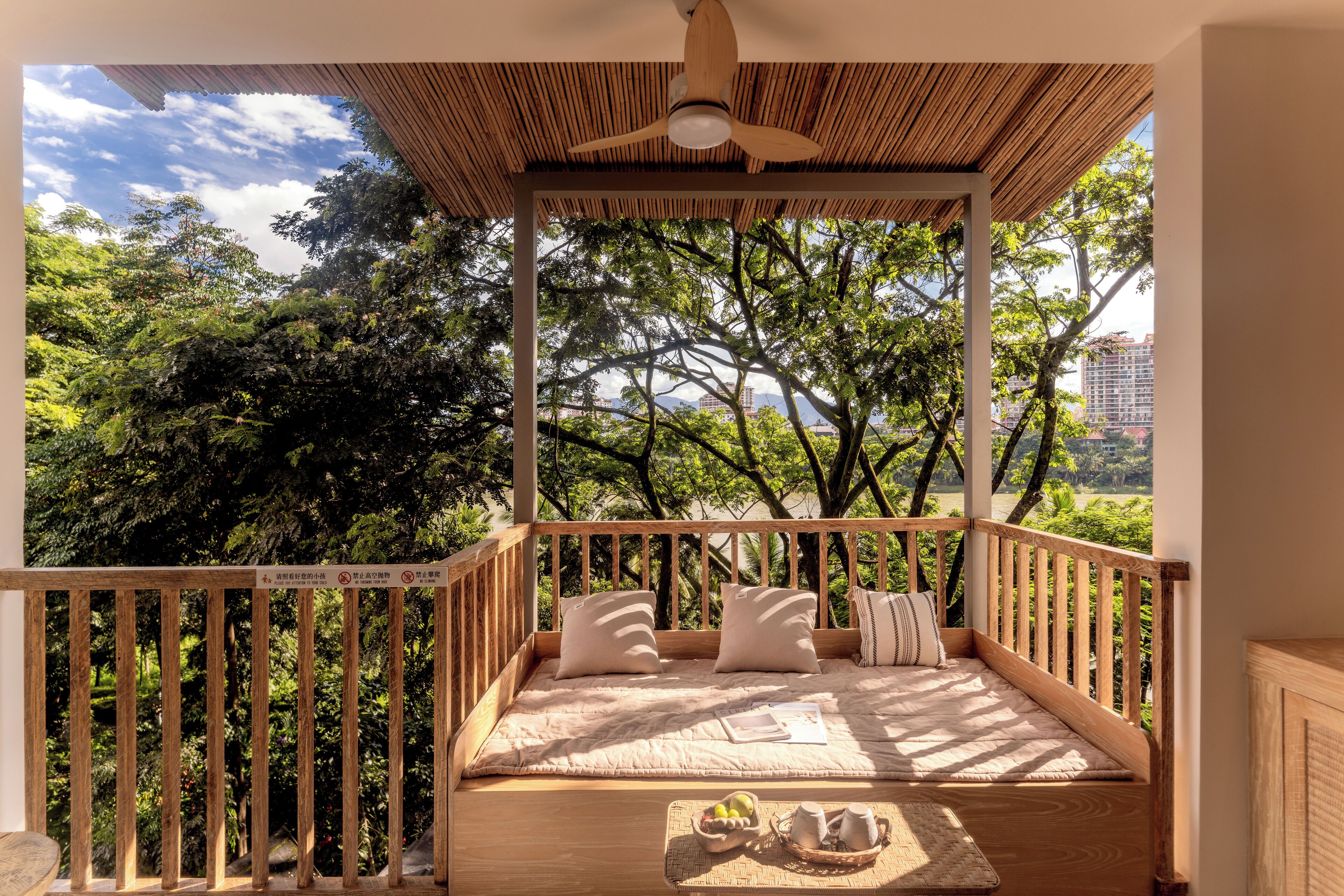 Elite-studio, 1 suuri parisänky, parveke, näköala puutarhaan | Terassi/patio