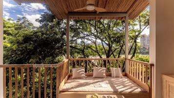 Elite Studio, 1 King Bed, Balcony, Garden View | Terrace/patio