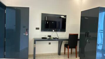 Family Suite | Desk, laptop workspace, free WiFi